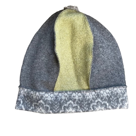 Woolflower 100% Wool Green Gray Warm Winter Beanie Hat Flower Top Womens - Picture 5 of 8